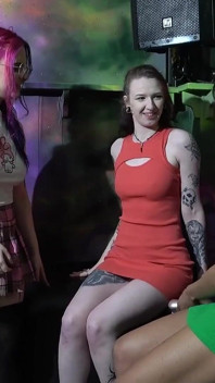 Tři dívky jsou nadržené v klubu