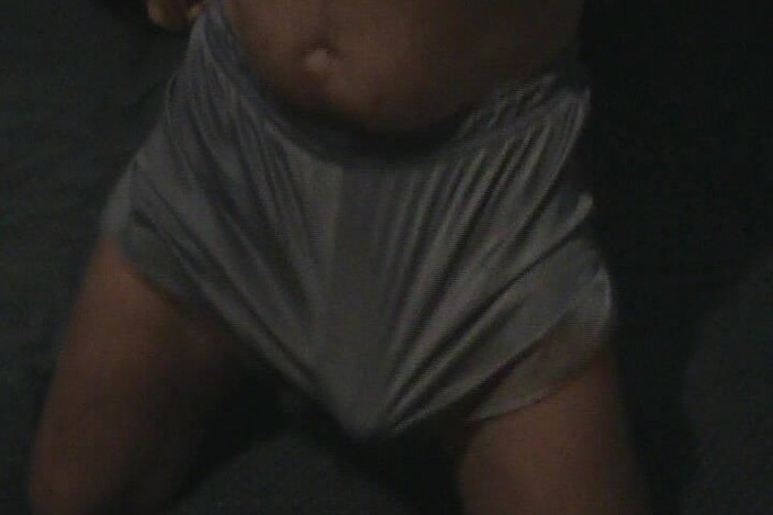 Hugecockblondie: Мастурбую мій величезний член у синіх нейлонових шортах.