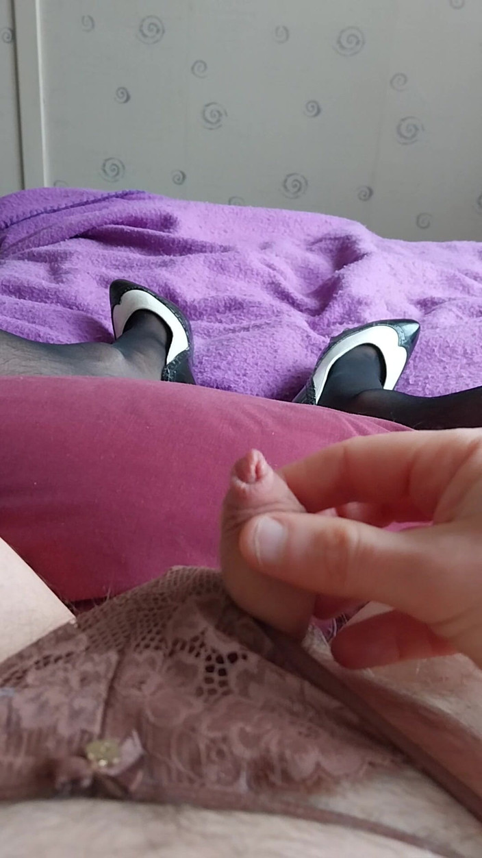 Cindy Belfast: Sihirli değnek ile minik klitoris sissygasm