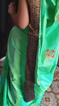 Une indienne se prépare dans un sari vert, partie 2