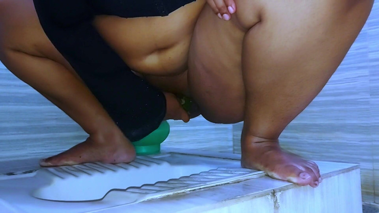 Aria Mia: Macocha sika w toalecie, kiedy uprawiała seks z ogórkiem!