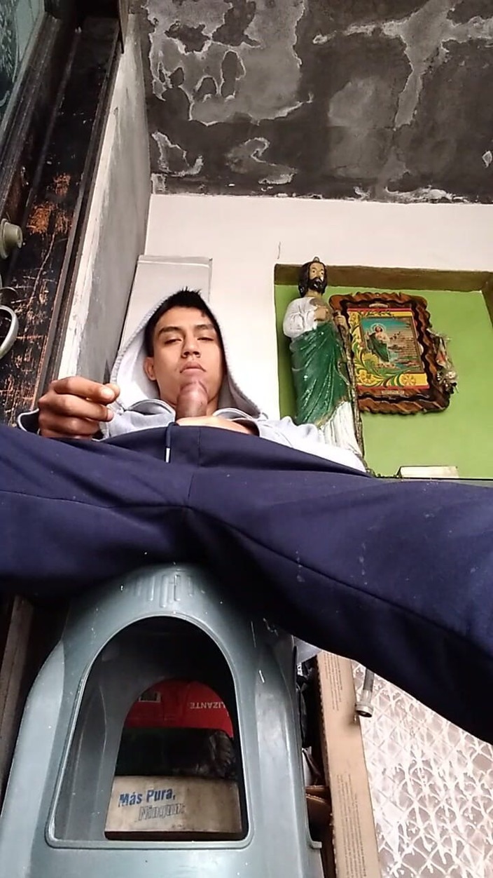 AlexAlejandro13: Masturbándose delante de la audiencia en la puerta de mi...