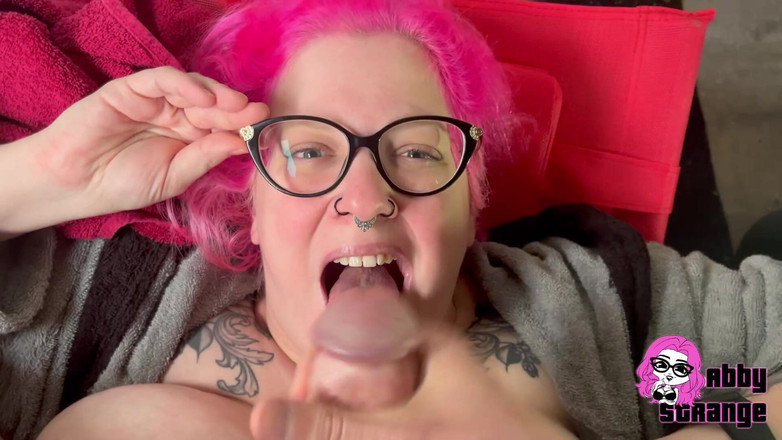 Abby Strange: Mască de față cu spermă în ziua bunăstării