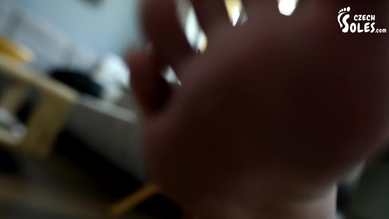 Czech Soles - foot fetish content: Sora vitregă uriașă își umilește fratele vitreg cu picioarele ei mari
