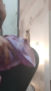 Une fille desi super sexy suce du son en hindi