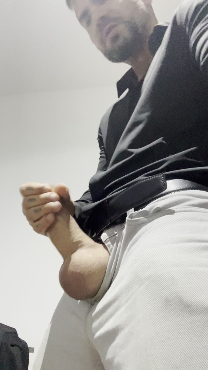 Juan Lucho Gay: かわいい男の子が服を着たままオナニー