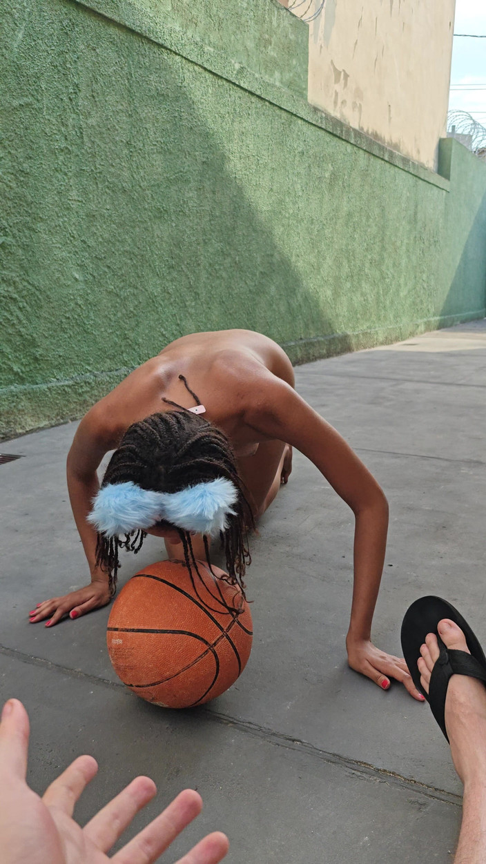 Lily Slav: दब्बू यार्ड में पालतू की तरह खेल रहा है