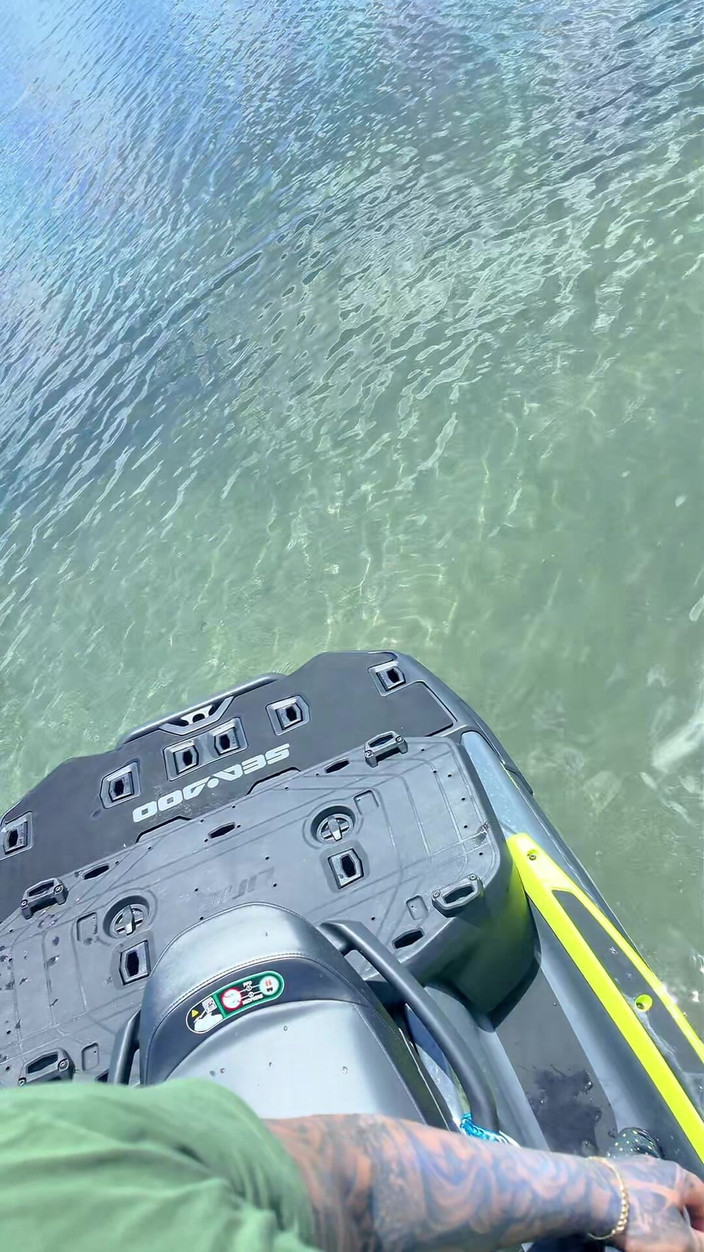 BrandySalazar: Jetski eğitmenimin sikini sahilde emiyor ve sikiyorum