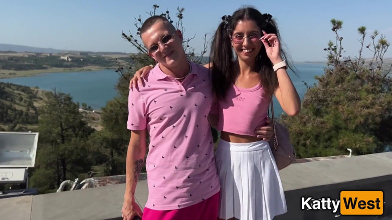 Katty West: Chơi barbie và ken biến thành một bộ ba lưỡng...