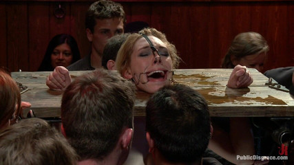 Public Disgrace by Kink: Nádherná 20letá blondýnka ošukaná a degradovaná