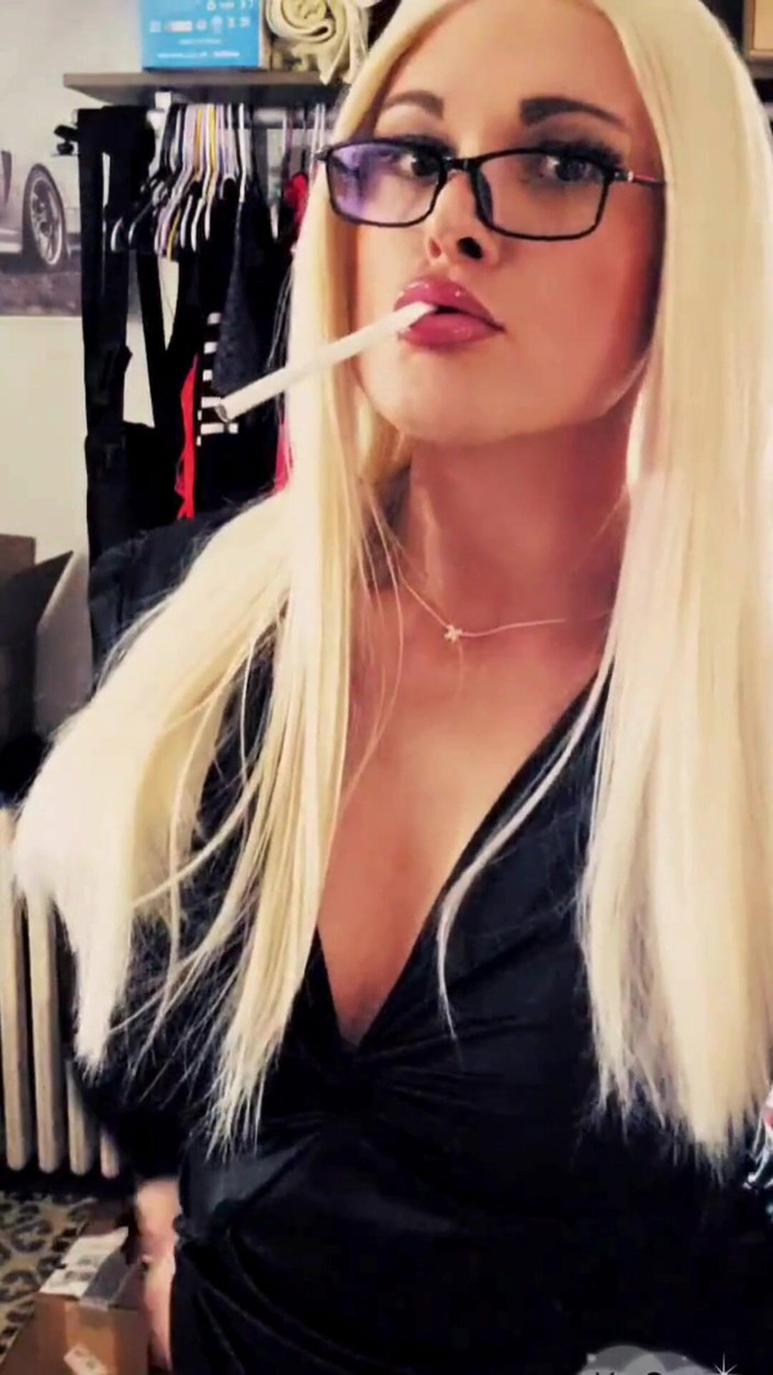 Darkfetish2k: Fetish merokok terhangat Kylie tahun ini