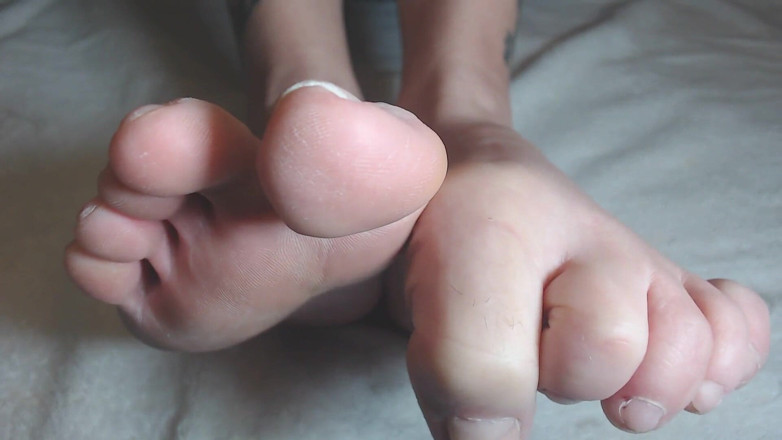 Abby Anna: Bare short toenails toe wiggling