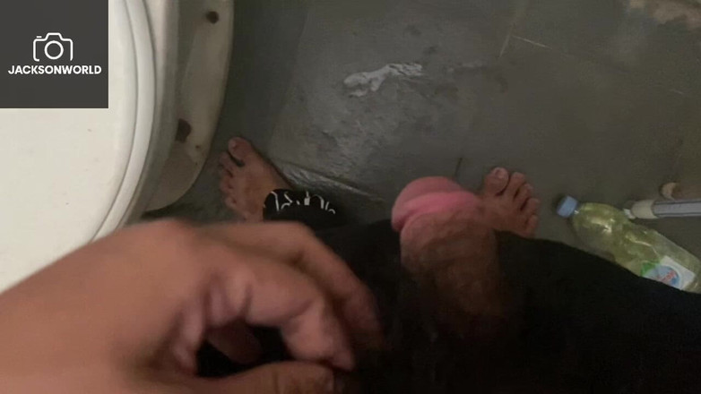 Jackson World: Påkommen med att ta en privat stund i badrummet
