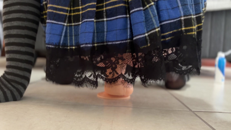 Kinky Princess: Chevaucher un gode dans une minijupe