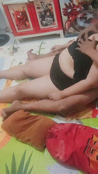 부끄러운 여자는 외롭습니다. 낯선 을 그녀의 집에 초대