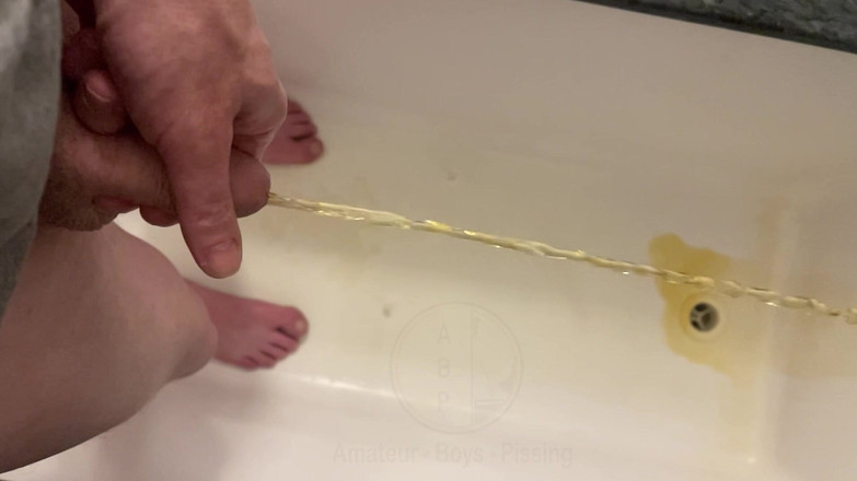 AmateurBoysPissing: Cậu bé nghiệp dư đi tiểu, với cận cảnh và chuyển động...