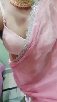 Indian Gay Crossdresser Gaurisissy naciskając i bawiąc się z jej dużymi patrzącymi w różowym Sari wygląda jak gospodyni domowa