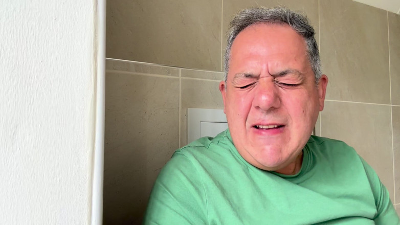 George Rex Solo: George Rex, t-shirt vert, masturbation
