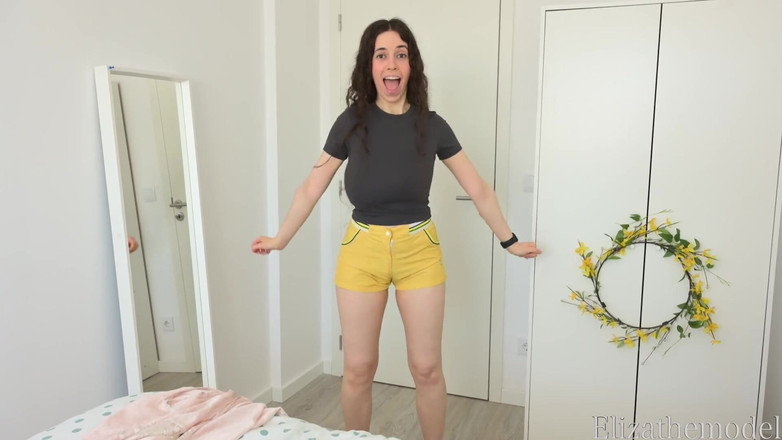 ElizaTheModel: Khiêu vũ không mặc áo ngực trong chiếc quần đùi màu vàng