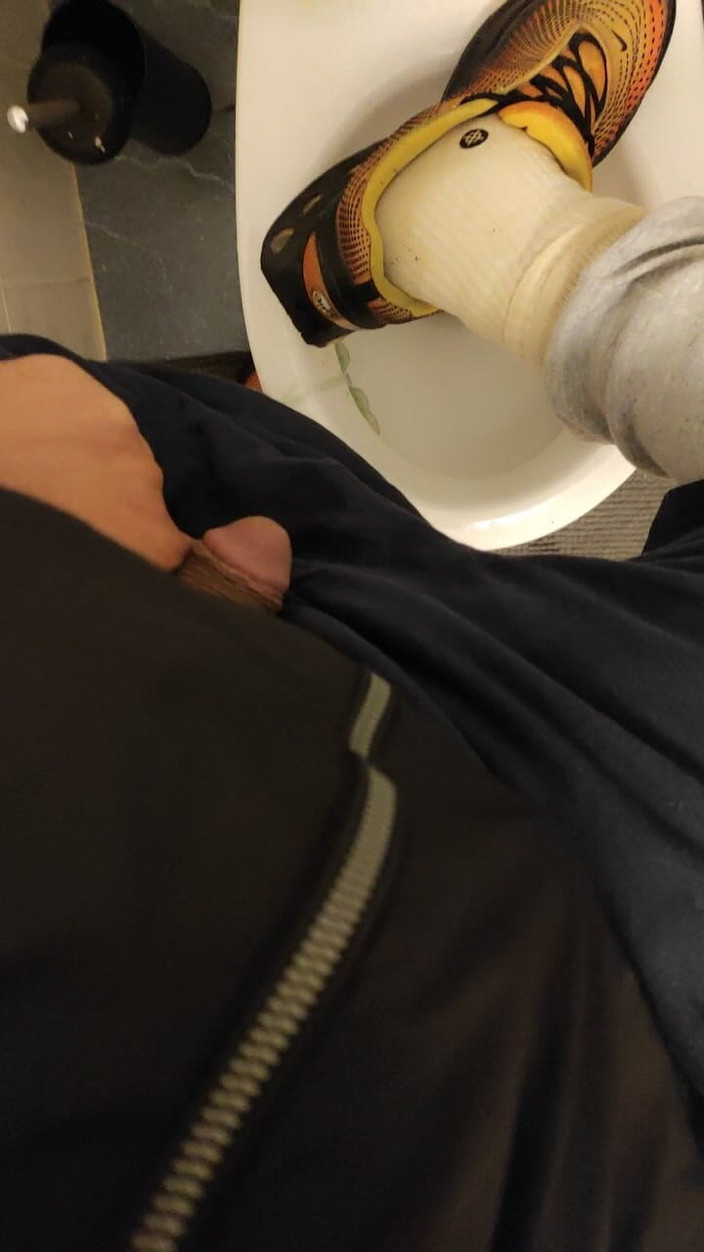 SmokedAlloy2: Dirtyjunkbro在厕所里撒尿，臭袜子和湿润的运动鞋