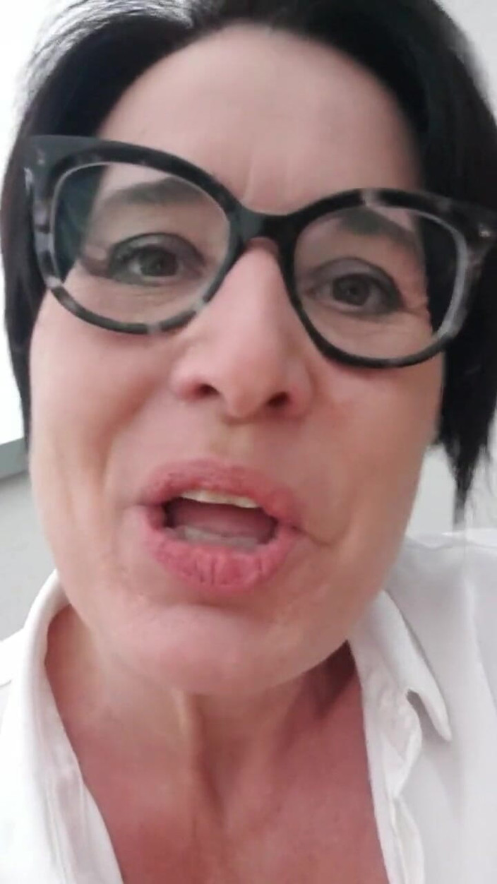 JulieEroticDress: Julie Spritzt Nach Der Arbeit Auf Terrasse