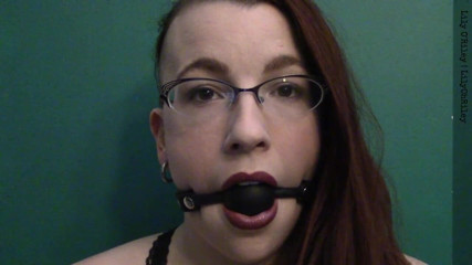 Lily O'Riley: Ballgag bakıyor