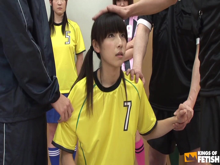 Pure Japanese adult video ( JAV): Japanisches fußballmädchen bläst zwei männer vor kollegen und trainer