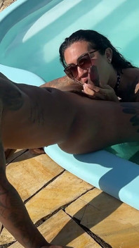 J’ai sucé un bâtard dans la piscine et j’ai reçu du lait dans la bouche
