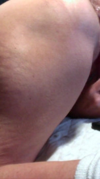 Une MILF sexy se fait entraîner le cul avec un gros plug anal pendant qu'elle fait vibrer sa chatte