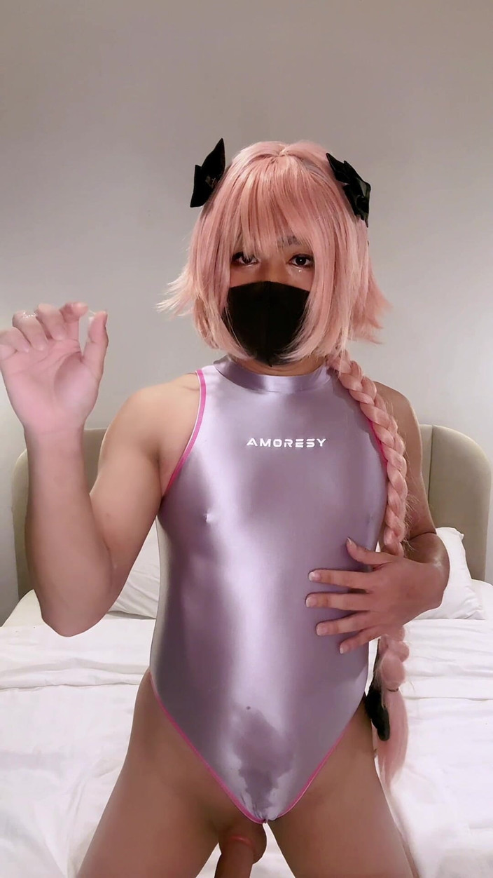 Rikka Rinn: Astolfo Femboy en maillot de bain moulant squirte et jouit
