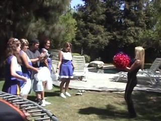 Give me BBW: Ciesz się za kulisami z masywnych cheerleaderek