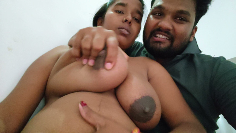Premi pooja: Pregnant Desi Bhabhi Ke Bade Boobs Uska Devar Chus Raha...