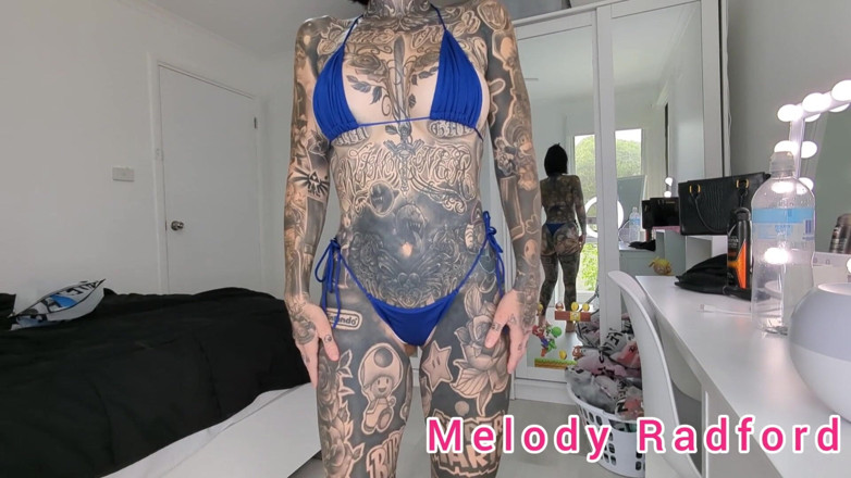 Melody Radford: Koyu ve açık mavi frilly mikro bikinili melodi radford'da deneme