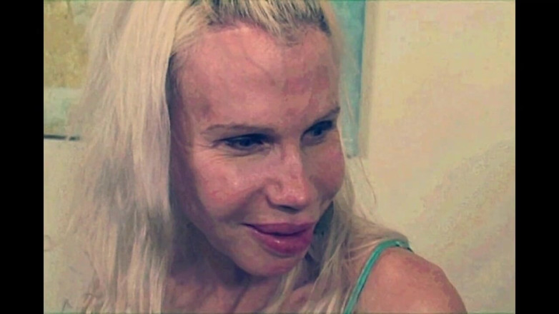 My Dirty Family: Milf hecha y jovencita con coño peludo juega con doble...