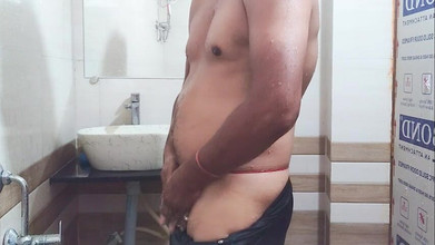 raka use: Tắm vòi hoa sen và thủ dâm