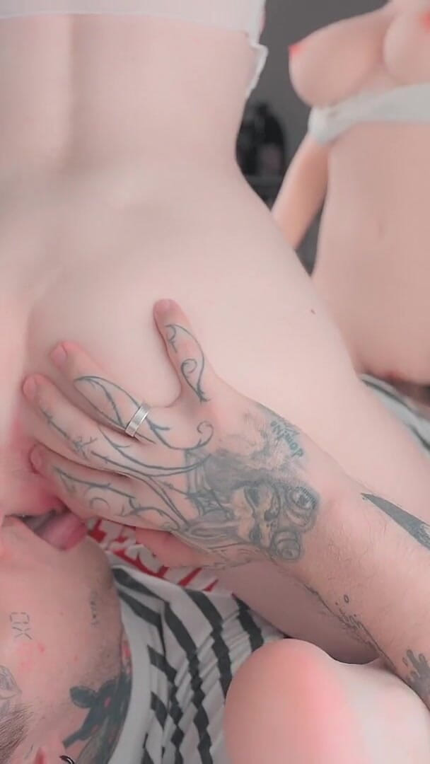 pinkloving: Sexy holka mi sedí na obličeji, když jsem bušil do...