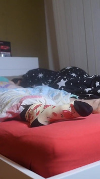 Due ragazze con i piedi a letto
