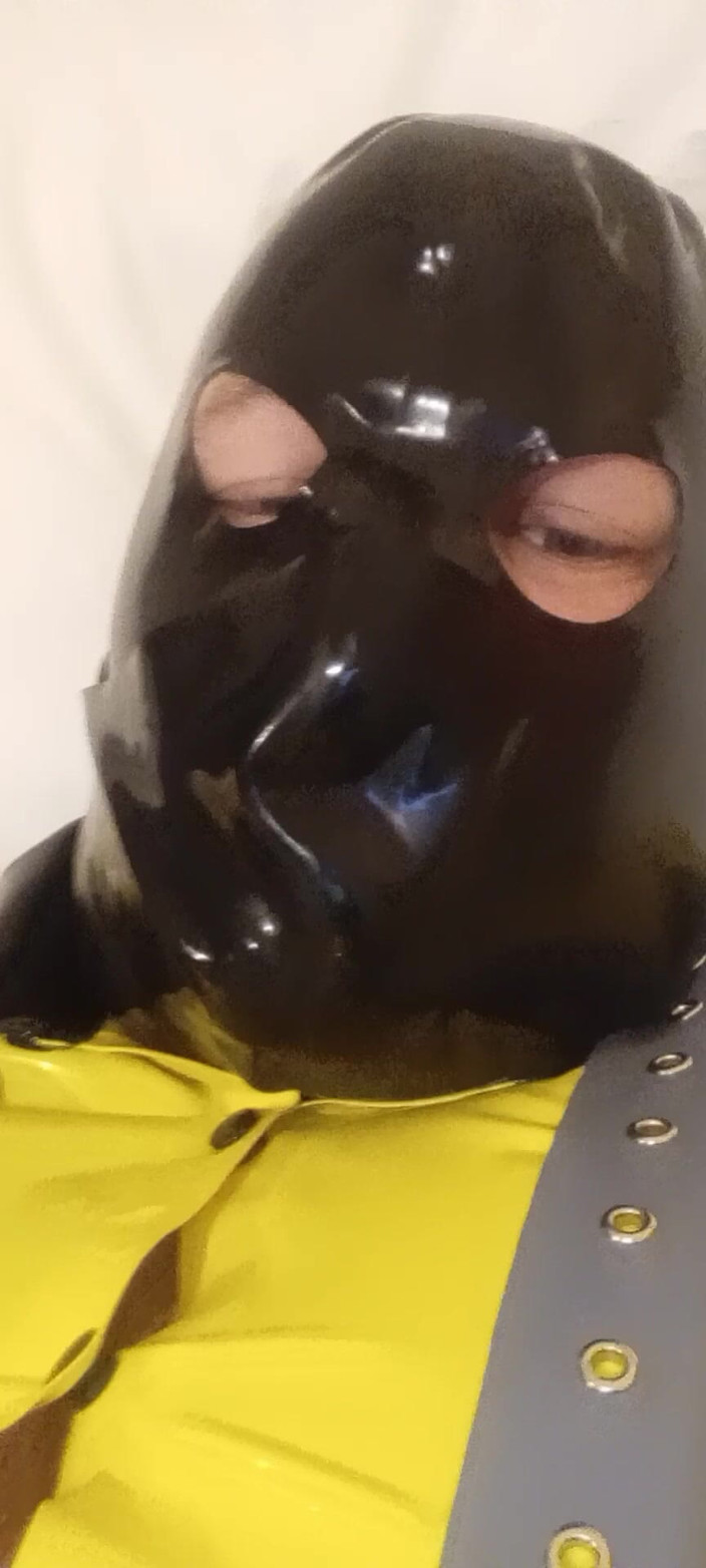 Latex Boy: Látex vis drone hotel