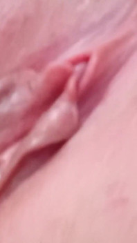 Vestiti sexy sul letto, il marito non è a casa