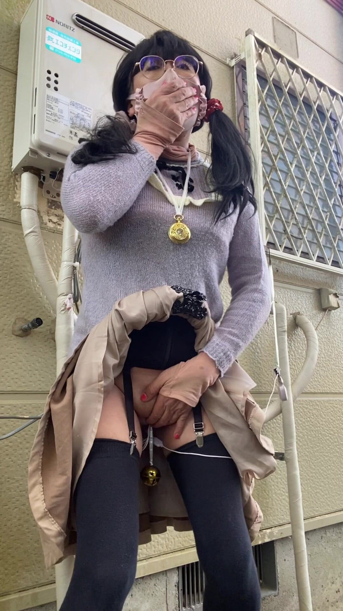 megu2002: Nr 117 Ukrywa się w cieniu domu sąsiada i masturbuje się