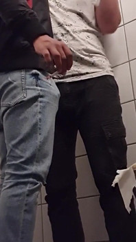 Futai și fum la o toaletă publică