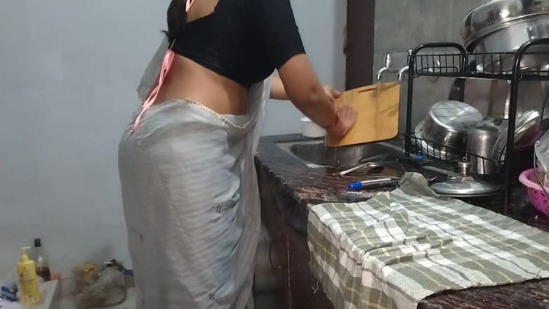 Hotty_ragini: Když služka požádala o zvýšení platu, zaměstnavatel navýšil plat.