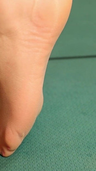 Kaki nilon dalam selipar kayu klasik