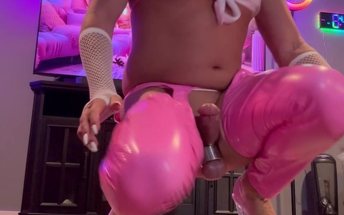 Orlandi480: Crossdresser orlandi480 berpose dan bermain dengan warna pink