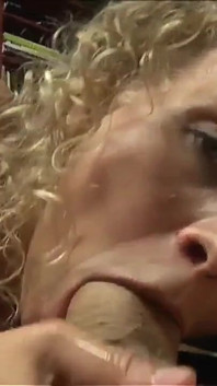 Colette niegrzeczna świeża dziewczyna z małymi cyckami i jasnymi włosami zostaje wyruchana w dupę i chce jej usta zajęte