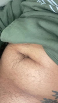 젖탱이를 핥고 정액으로 얼룩지게 하는 수염난 자지