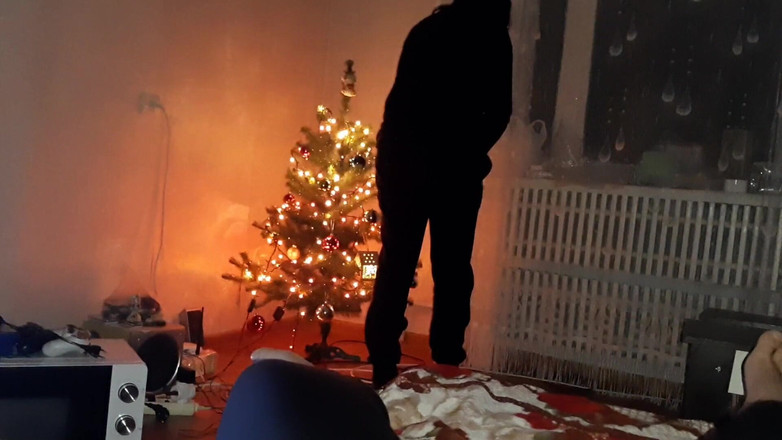 Lesbian-illusion: Enquanto minha madrasta decora a árvore, minha garota lambe minha buceta