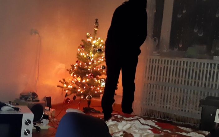 Lesbian-illusion: Pendant que ma belle-mère décore l’arbre, ma copine me lèche...