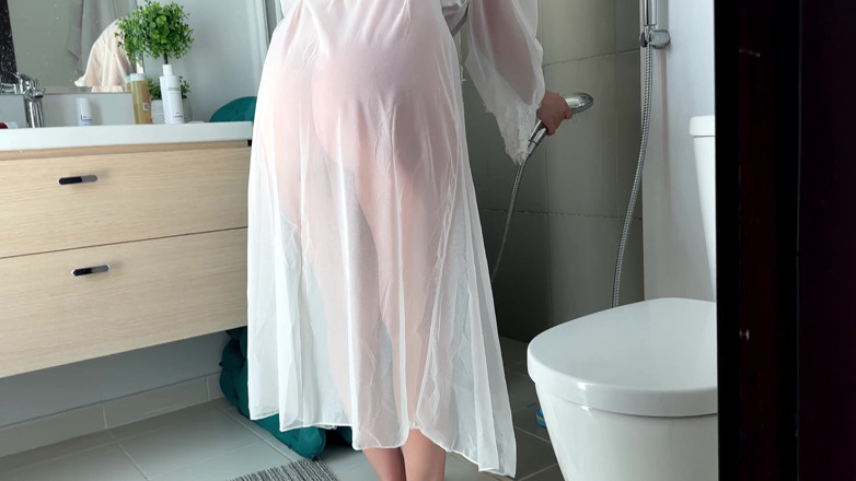 Alina Rai: Une belle-mère nettoie la salle de bain dans sa robe...