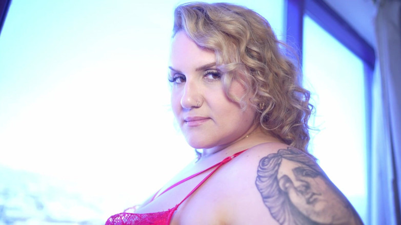 Valentina Lunarae: Adorazione del culo in pizzo rosso